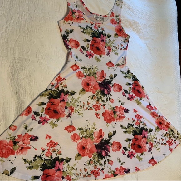 Beautiful Floral Dress - Picture 4 of 7